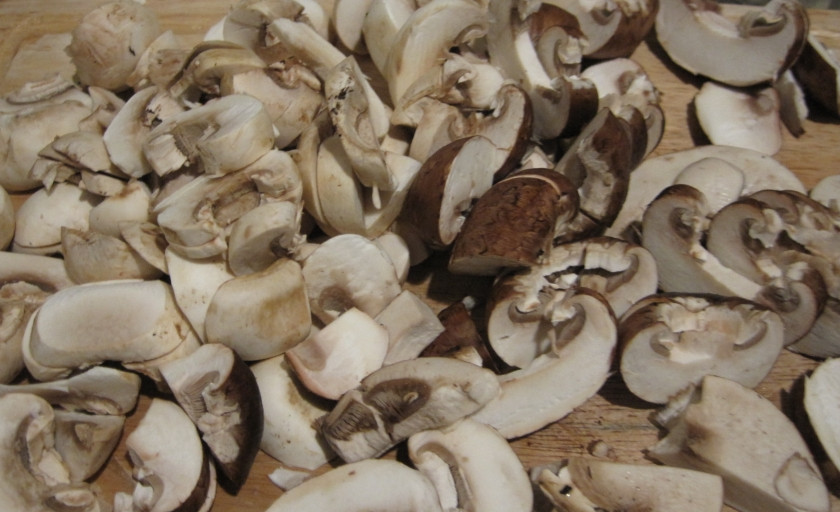 1. Этап. Грибной суп с гречкой: Порежьте ломтиками грибы, обжарьте до мягкости с луком и морковкой (кто как любит, а я нарезаю овощи довольно крупно, морковку четвертинками, лук - кубиками).