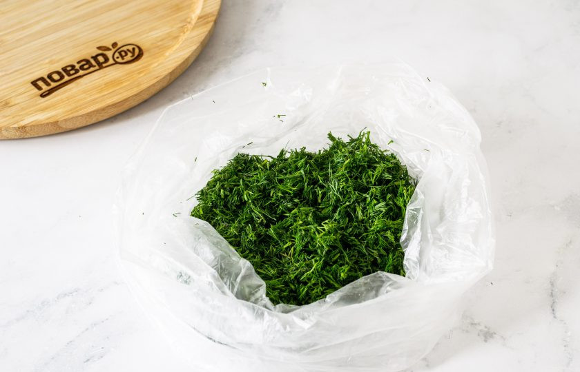1. Этап. Укроп на зиму: Переложите нарезанный укроп в пакет. Выпустите воздух и завяжите. Переложите в морозилку на хранение.