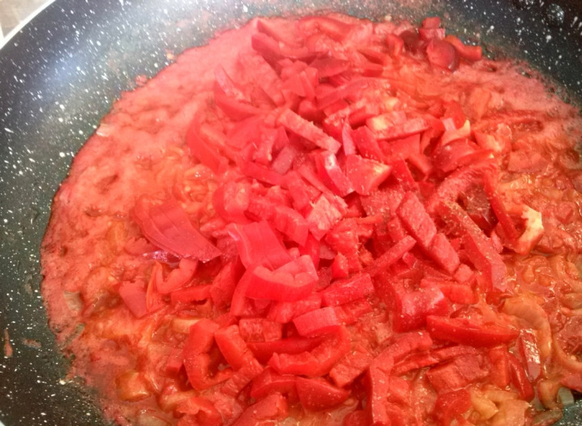 1. Этап. Рататуй из баклажанов и кабачков: 4. Перец разрежьте пополам, удалите у него плодоножку и семена, нарежьте овощ тонкими полосками. Добавьте в соус, дайте покипеть 5 минут.