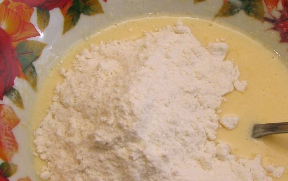 1. Этап. Печенье Аврора: Добавьте к этой массе сметану с мукой. Замешайте тесто.