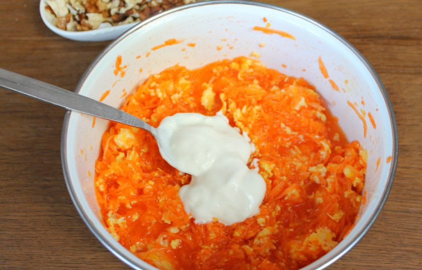 1. Этап. Морковный пирог без яиц: Кладем в пирог сметану и, вновь, перемешиваем.