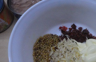 1. Этап. Пикантные канапе с тунцом: Добавить майонез и горчицу, поперчить и перемешать.