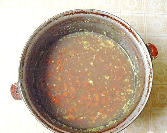 1. Этап. Деревенская похлебка из фасоли с ветчиной: 1. С вечера замачиваем фасоль, затем ее хорошо промываем, заливаем холодной водой и ставим вариться. После того как фасоль закипит, нужно слить воду, фасоль промываем, снова заливаем свежую воду и ставим вариться. Все это повторяем еще раз. Последний раз фасоль заливаем свиным бульоном.