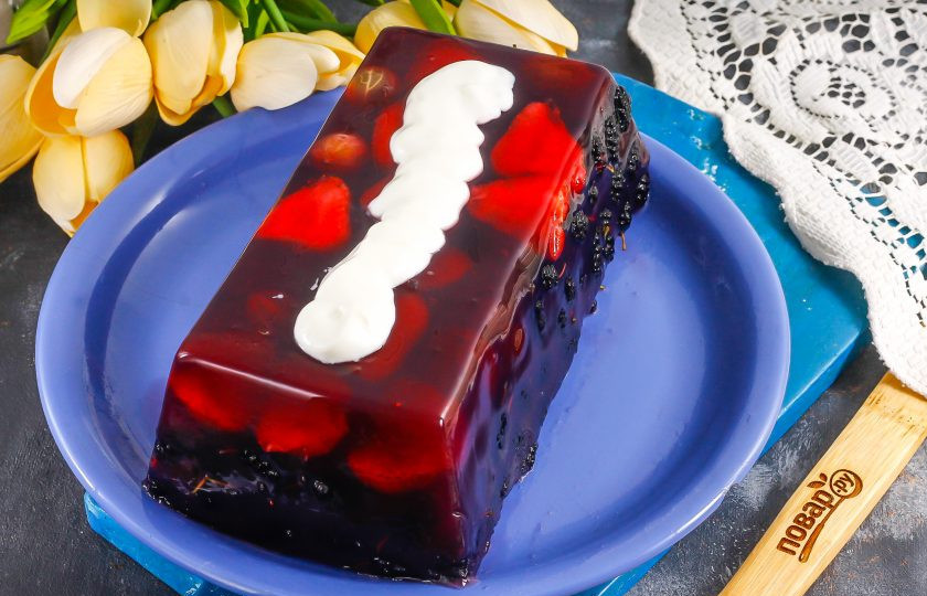 1. Этап. Ягодный террин: Извлеките форму и подержите ее бока и дно под горячей водой буквально 1-2 минуты, чтобы желе отстало от них внутри. Затем накройте тарелкой и аккуратно переверните. Выложите сверху немного сметаны или взбитых сливок — это по желанию.