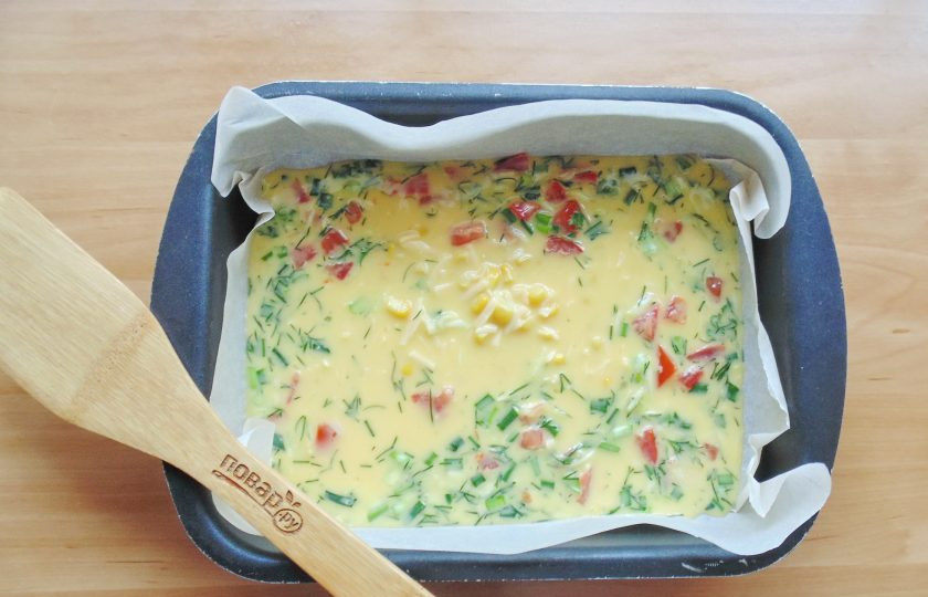 1. Этап. Рулет из омлета с овощами: В форму для запекания выложите пекарскую бумагу, смазанную маслом. Заполните её приготовленной яично-овощной смесью. Размеры моей формы 20х25 сантиметров.