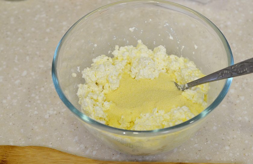 1. Этап. Сырники из кабачков: 3. Добавьте манку, перемешайте и дайте постоять минут 10.