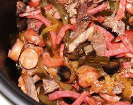 1. Этап. Солянка в мультиварке колбасная: 4. После чего добавляем томатную пасту, перемешиваем и обжариваем еще минут 8. Теперь необходимо выложить сосиски, нарезанное мясо и копченую колбаску, перемешиваем и обжариваем еще минут 10.