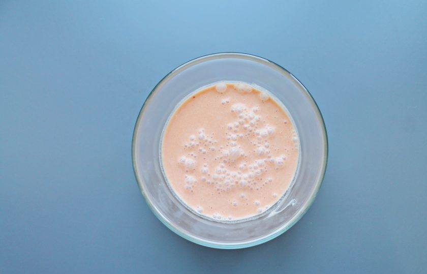 1. Этап. Голубцы в стеблях лука порея: Смешайте в миске воду, сметану, томатную пасту, измельченный чеснок, посолите и перемешайте.