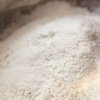 1. Этап. Тарт татен со сливами: Берем миску, просеиваем в нее муку.