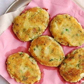 1. Этап. Картофельные котлеты: 7. Готовые картофельные котлеты выложите на застеленную бумажными полотенцами тарелку, пусть стечет масло.