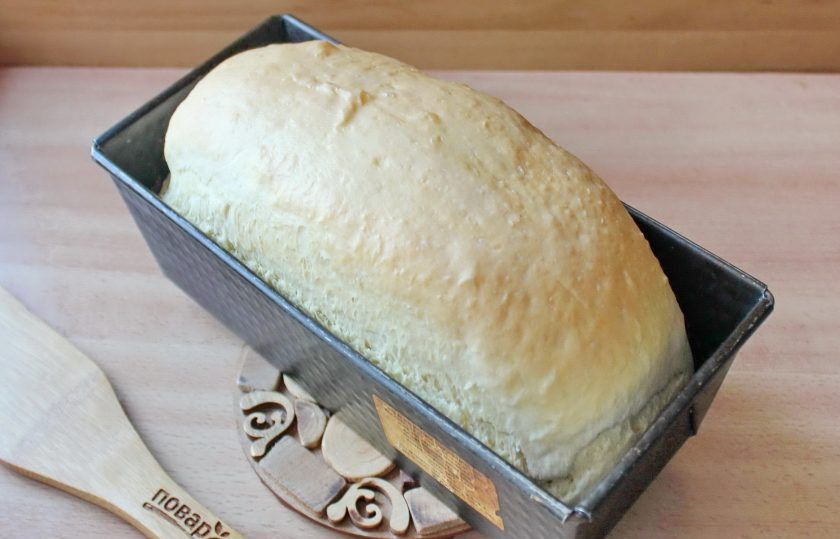 1. Этап. Сливочный хлеб: Выпекайте сливочный хлеб в духовке, заранее разогретой до 175-180 градусов до румяной корочки.