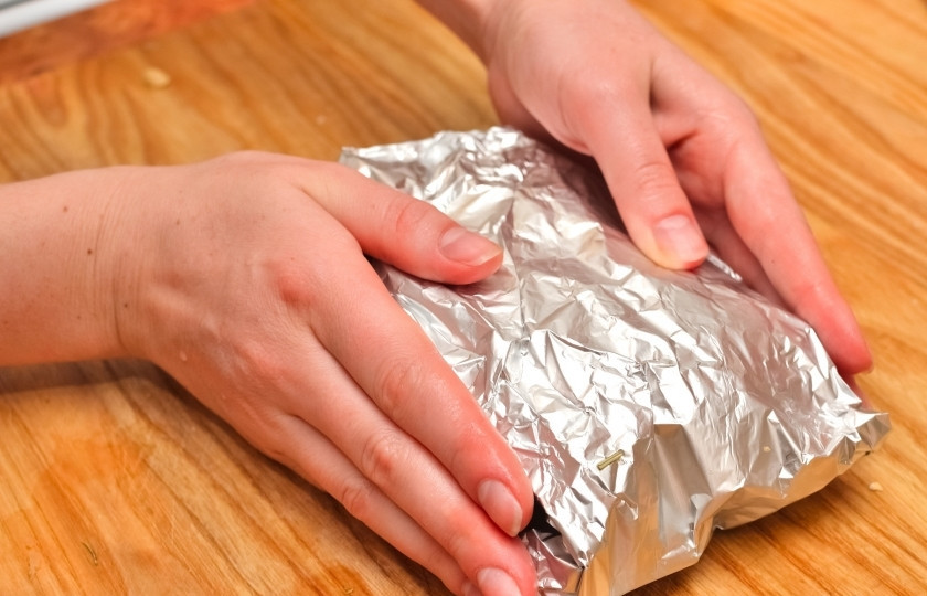 1. Этап. Стейк лосося в фольге: Аккуратно заверните стейк из лосося в фольгу.