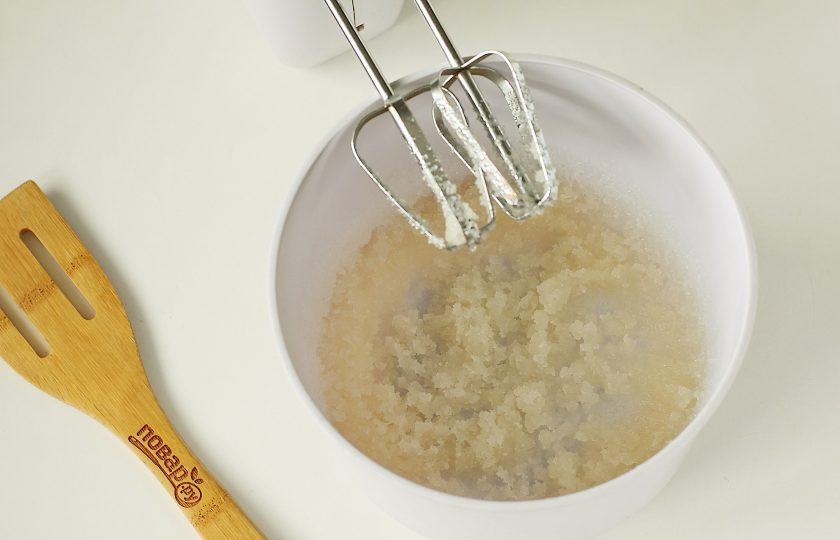 1. Этап. Постный апельсиновый кекс: В другой глубокой миске соедините масло и сахар. Взбейте.