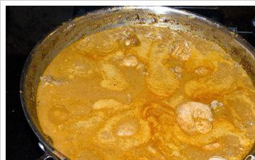 1. Этап. Классическое куриное карри: Доведите до лёгкого кипения. Накройте крышкой и готовьте на среднем огне в течении 10 минут, пока кусочки курицы не станут мягкими и соус слегка не загустеет.