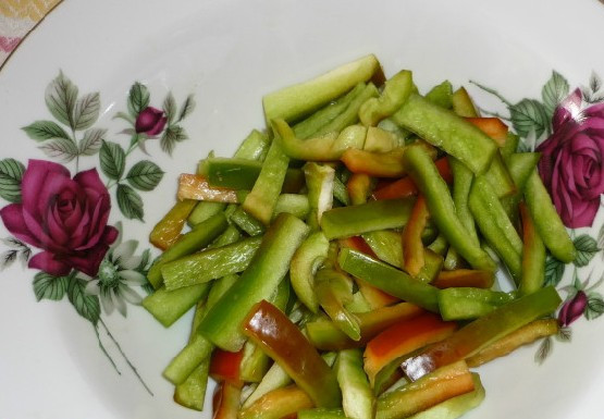 1. Этап. Фаршированные помидоры на зиму: Перец очищаем от семян, промываем и нарезаем соломкой.