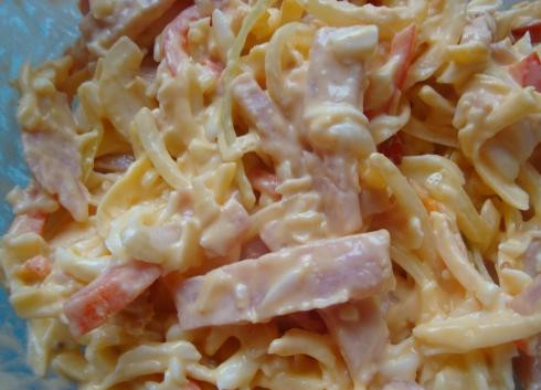 1. Этап. Салат Новогоднее чудо: 3. Последним добавим маринованный лук, нарезанный полукольцами, заправляем соусом.