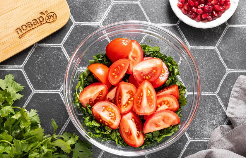 1. Этап. Салат Броцеули: Помидоры помойте, обсушите и вырежьте плодоножки. Нарежьте дольками, добавьте к зелени.