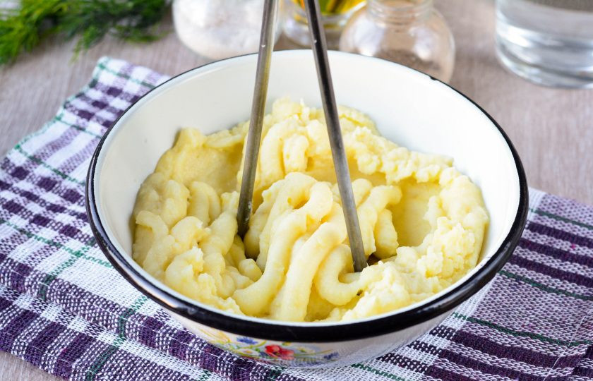 1. Этап. Жареные пирожки на заварном тесте: Сварите очищенный картофель до готовности, посолите и разомните в пюре. Можно влить немного горячего отвара для мягкости начинки.