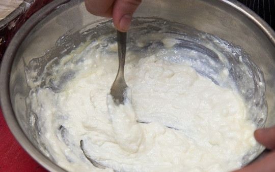 1. Этап. Овсяно-творожное печенье: 5. Перемешайте все до однородности. Добавьте разрыхлитель, а для аромата - ванилин. Также вы можете использовать в рецепт приготовления овсяно-творожного печенья цедру цитрусовых или корицу, например.