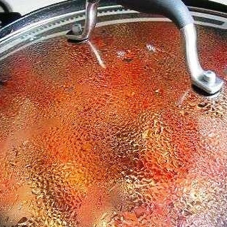 1. Этап. Кальмары с помидорами и молодой картошкой: Перемешиваем все содержимое сковороды, накрываем крышкой и тушим на медленном огне минут 10.