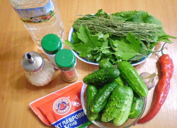 1. Этап. Острые маринованные огурчики на зиму: Подготовьте необходимые продукты.