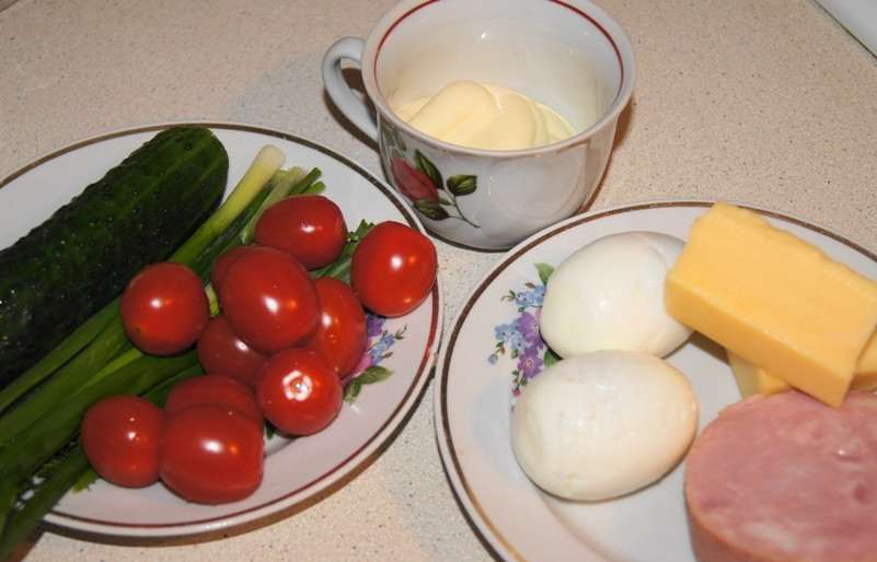 1. Этап. Закуска Мухоморчики: Выложите на стол все необходимые ингредиенты. Овощи тщательно промойте.