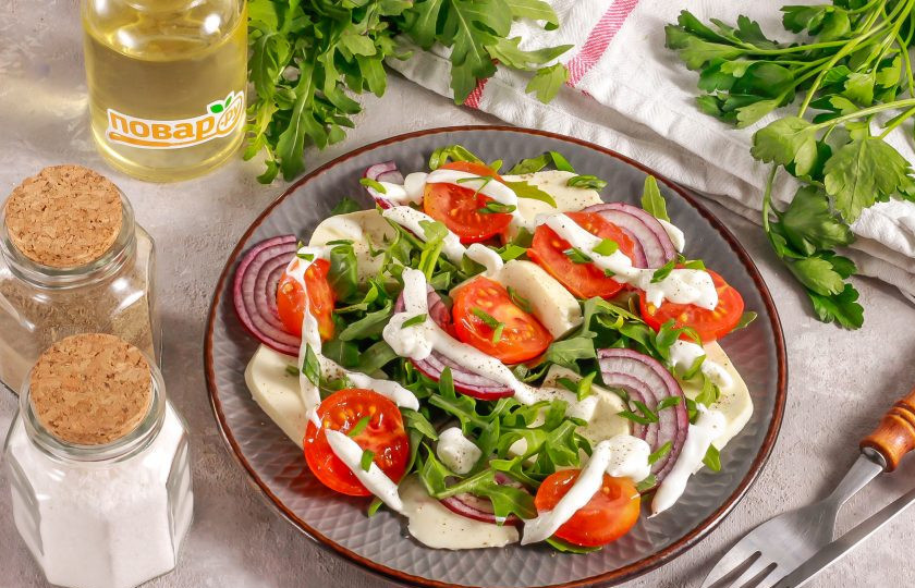 1. Этап. Салат с адыгейским сыром и помидорами: Посолите и поперчите блюдо, добавьте сметану любой жирности или классический йогурт без добавок. Подайте блюдо к столу сразу же после его приготовления. Приятного аппетита!