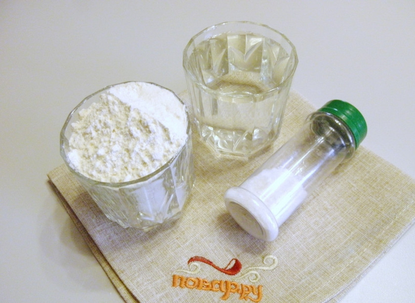 1. Этап. Постное тесто для вареников: Приготовьте для теста воду, соль и муку. Приступаем.