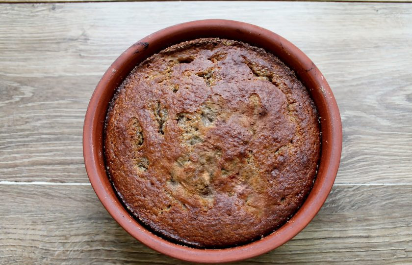 1. Этап. Кето-шарлотка с яблоками: Поставьте в горячую духовку и выпекайте кето-шарлотку в течение 45-50 минут, до готовности при температуре 180 градусов. Достаньте шарлотку из духовки и дайте полностью остыть.