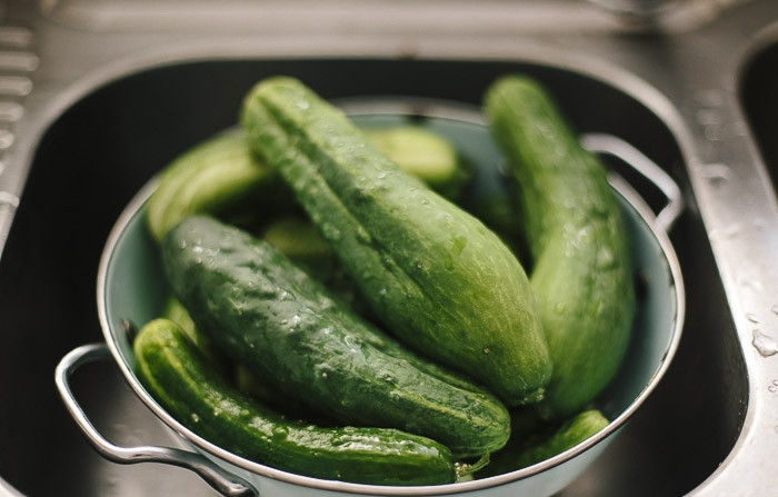 1. Этап. Огурчики по-польски: Банки простерилизуйте, а огурцы тем временем залейте холодной водой.