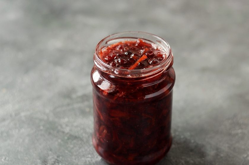 1. Этап. Варенье из брусники с морковью: Разложите готовое варенье по чистым стерилизованным баночкам. Закрутите крышку, переверните верх дном и оставьте так до полного остывания.