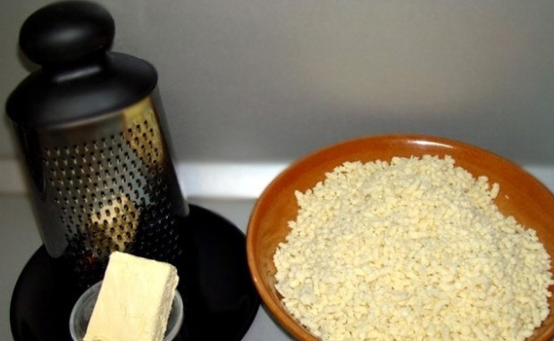 1. Этап. Осетинский пирог со свекольной ботвой: 3. Приступайте к приготовлению начинки. Для этого через мясорубку с мелкими отверстиями пропустите сыр. Замороженное масло потрите на мелкой терке.