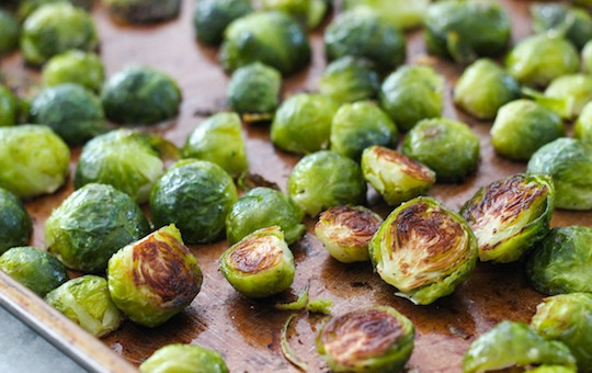 1. Этап. Теплый салат с брюссельской капустой: 5. На разогретый противень расположите нарезанную пополам капусту, заранее приправленную солью и перцем. Накройте ее фольгой. Она будет обжариваться в течение 5-10 минут.