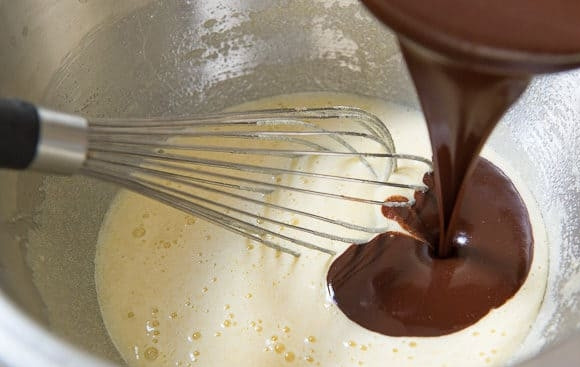 1. Этап. Печенье Шоколадные половинки: Затем в яичную массу постепенно влейте шоколад, постоянно помешивая.