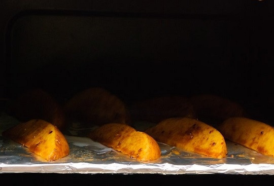 1. Этап. Ужин на скорую руку из картошки: 4. Выложите картофель на противень, застеленный пергаментом или фольгой. Отправьте в разогретую до 190 градусов духовку на 15 минут.