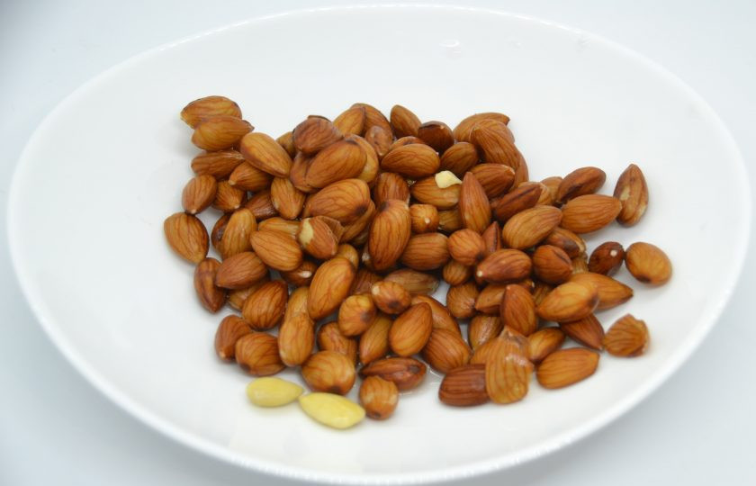 1. Этап. Итальянское печенье с миндалем: Очистите миндаль.