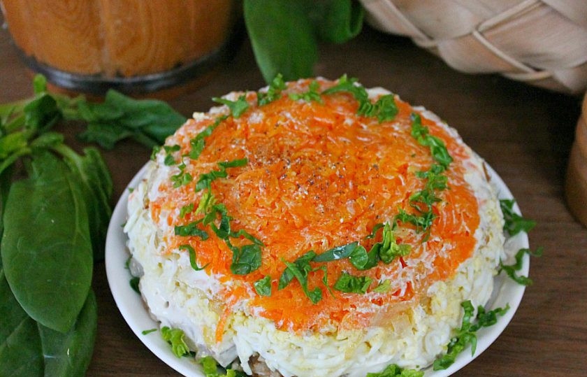 1. Этап. Салат Зимнее солнце: На плоскую тарелку ставим перевернутую вверх дном пиалу с салатом. Убираем пиалу и снимаем пищевую пленку. Салат 