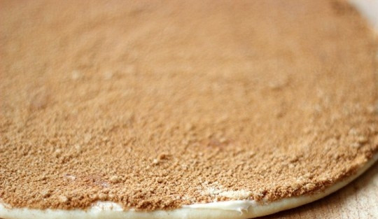 1. Этап. Печенье Палочки корицы: Раскатайте тесто в пласт, смажьте размягченным сливочным маслом. Присыпьте смесью корицы и сахара.