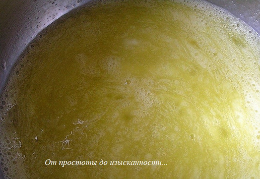 1. Этап. Торт Малиновая роскошь: Поставьте на медленный огонь и, постоянно помешивая, доведите яичную смесь до температуры 45*С (именно при этой температуре яичная масса максимально вбирает воздух). ***Хорошо, если у вас есть термометр - очень важно не касаться кончиком термометра дна кастрюли, там температура всегда выше и это может вас дезинформировать. Держите прибор вертикально, на весу, лишь до середины опустив в массу. Если у вас термометра нет (как и у меня), то нужно нагревать яичную смесь 1,5-2 минуты, затем попробовать капнуть на руку - должно быть приятно горячо.***