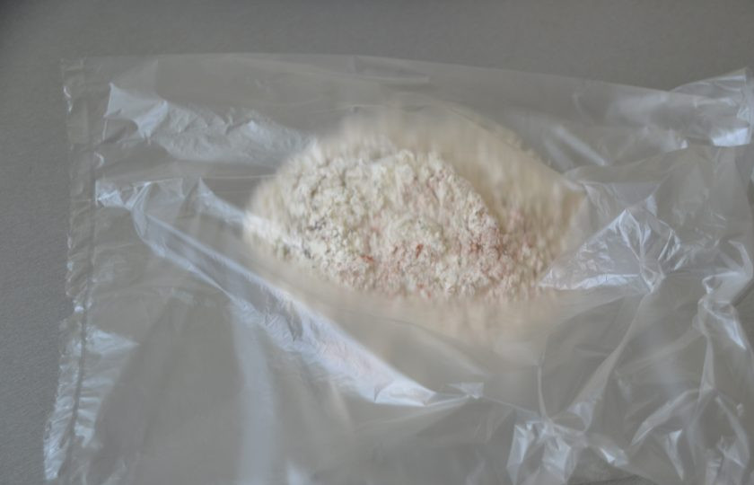 1. Этап. Мойва в масле: Всыпьте смесь муки со специями в полиэтиленовый пакет.