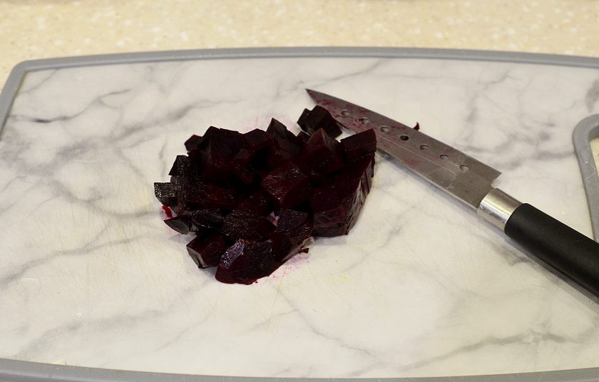 1. Этап. Салат из свеклы с курагой: Свеклу нарежьте кубиками.