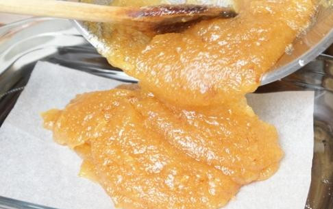 1. Этап. Паштет из айвы: Берем жароустойчивую посуду, на дно стелем вощеную бумагу, а на нее слоем 3-4 см выкладываем пюре из айвы и сахара. Ставим в сухое место и оставляем на ночь.