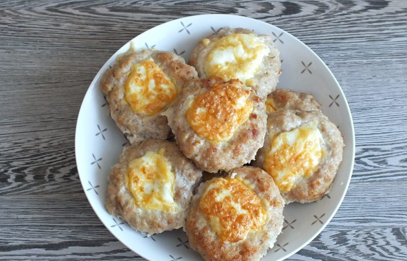 1. Этап. Мясные ватрушки с яйцом: По истечении времени достаньте мясные ватрушки с яйцом из духовки и сразу сервируйте. К столу подавайте горячими.