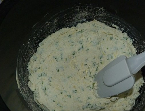 1. Этап. Творожная запеканка с зеленью: Выкладываем массу и разравниваем. Включаем режим 40 минут (больше или меньше зависит от мощности мултиварки).