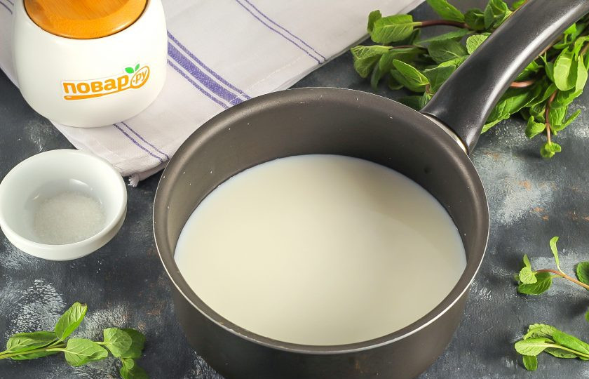 1. Этап. Панна-котта с манго: Влейте сливки в ковш или сотейник, всыпьте сахар и ванильный сахар. Прогрейте на плите до 80-90 градусов, но не до кипения.