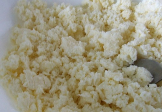 1. Этап. Вареники на кефире с творогом: Выкладываем творог в тарелку, посыпаем его солью по вкусу и разминаем творог при помощи вилки.