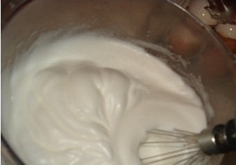 1. Этап. Торт Прага по ГОСТу: Не переставая взбивать, добавляем небольшими порциями оставшийся сахар. Взбиваем до пышных устойчивых пиков.