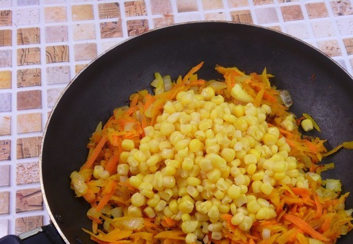 1. Этап. Суп-пюре с полентой, тыквой и креветками: К обжаренные овощам добавить консервированную кукурузу. Готовить все вместе 3 минуты.