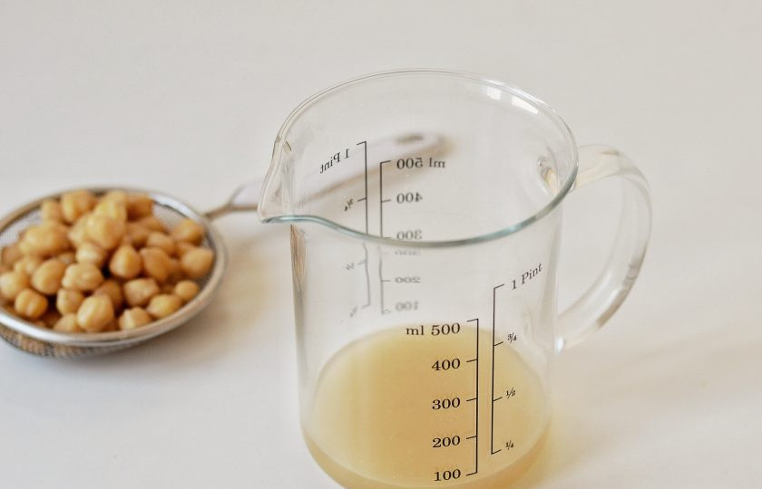 1. Этап. Аквафаба в домашних условиях: Процедите нут через сито, жидкость оставьте.