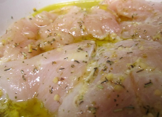 1. Этап. Курица с овощами в фольге: 3. Куриное филе вымыть, просушить и отправить в маринад минимум на 30 минут.